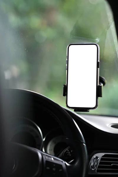 마운트 자동차 유리에 Gps 스마트폰 있습니다 문자를 흰색빈 — 스톡 사진