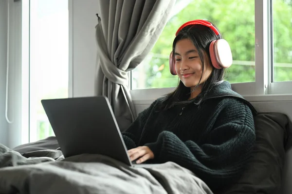 Glad Tonåring Flicka Hörlurar Titta Film Eller Surfa Internet Laptop — Stockfoto