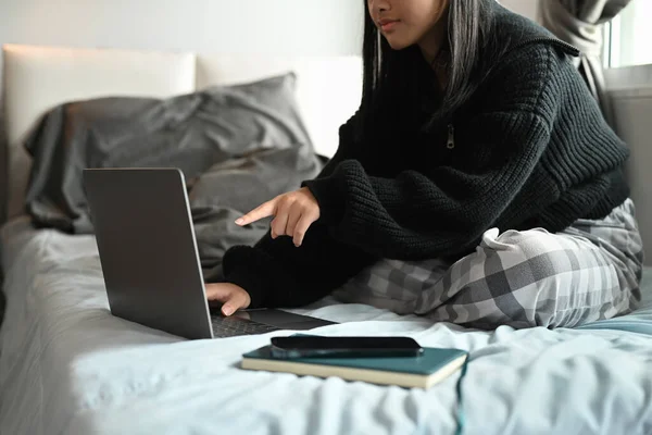 Młoda Azjatycka Dziewczyna Siedzi Łóżku Studiuje Wirtualny Kurs Pomocą Laptopa — Zdjęcie stockowe