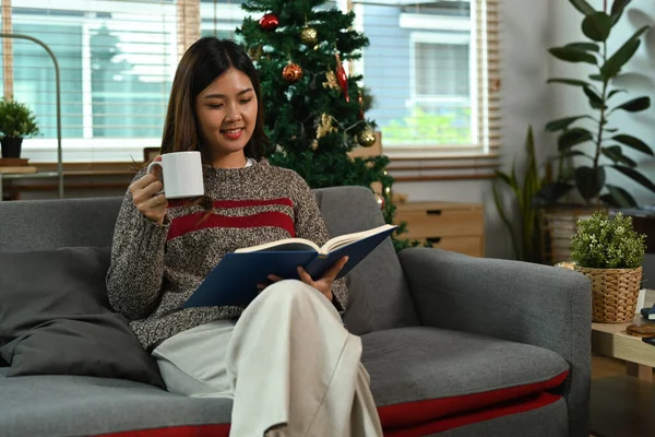 Joyeux Jeune Femme Boire Café Chaud Livre Lecture Passer Temps — Photo