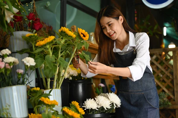 Όμορφη Ασιάτισσα Ανθοπώλης Που Τακτοποιεί Λουλούδια Στο Μαγαζί Floristry Μικρές — Φωτογραφία Αρχείου