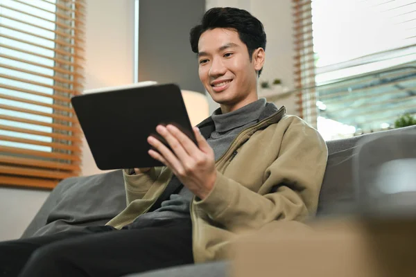 Tevreden Man Die Online Nieuws Leest Digitale Tablet Ontspannen Bank — Stockfoto