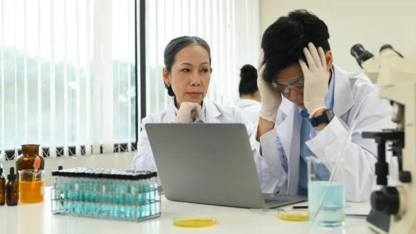 Stressad Manlig Forskare Känner Sig Trött Upprörd Eller Har Problem — Stockfoto