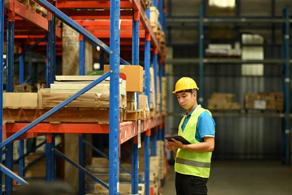 Zaostřený Manažer Hardhat Vestě Pomocí Digitálního Tabletu Kontrola Řízení Skladových — Stock fotografie