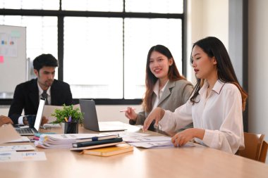 Genç iş adamları tartışıyorlar. Şirket toplantısında yeni bir proje üzerinde kafa patlatıyorlar..