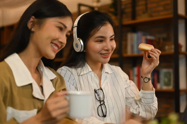 Feliz Jovem Asiático Mulheres Sentadas Café Usando Computador Portátil Conceito — Fotografia de Stock