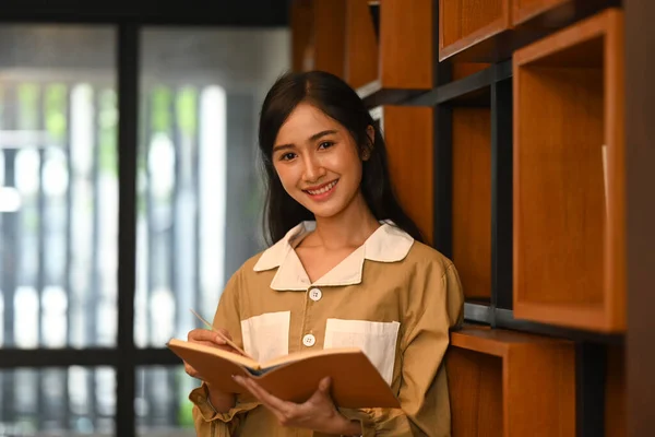 Encantadora Mulher Asiática Perto Estantes Lendo Livro Concepção Pessoas Conhecimento — Fotografia de Stock