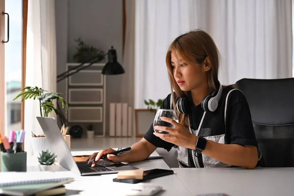 Hermosa Joven Freelancer Bebiendo Café Trabajando Línea Buscando Línea Formación — Foto de Stock