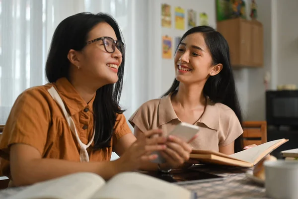 Neşeli Asyalı Kız Öğrenciler Kitap Okuyor Rapor Hazırlıyorlar Eğitim Teknoloji — Stok fotoğraf