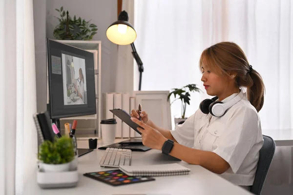 Mujer Creativa Usando Tableta Digital Trabajando Proyecto Diseño Estudio Gráfico — Foto de Stock