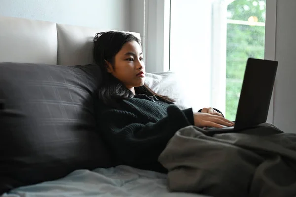 Znudzona Nastolatka Leżąca Łóżku Oglądająca Film Laptopie Wolnym Czasie Styl — Zdjęcie stockowe