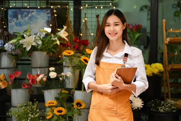 Kleinunternehmerin Schürze Steht Vor Ihrem Blumenladen Und Lächelt Selbstbewusst Die — Stockfoto