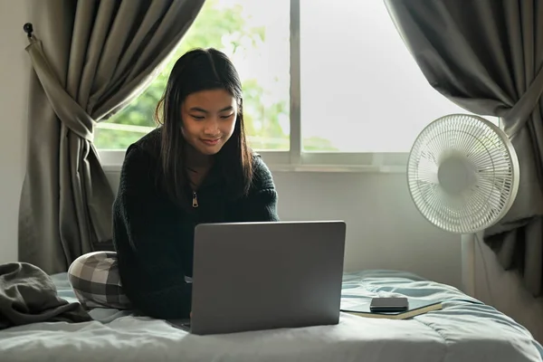 Nastolatka Ciepłe Ubrania Surfing Internet Laptopem Podczas Siedzenia Wygodnej Sypialni — Zdjęcie stockowe