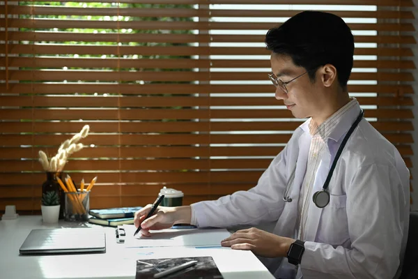 Visão Lateral Médico Vestindo Casaco Branco Usando Laptop Preenchendo Formulário — Fotografia de Stock