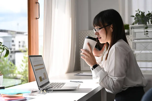 Азійська Жінка Офісний Працівник Приємної Розмови Мобільному Телефону Випивання Кави — стокове фото