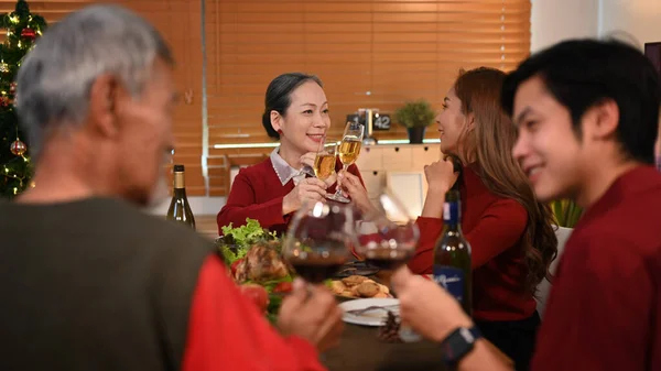 Щаслива Родина Святкує Зимові Канікули Разом Червоне Вино Обіднім Столом — стокове фото