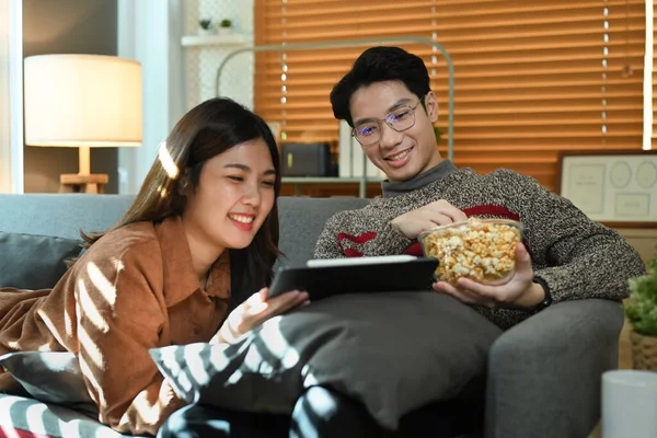 Loving Young Couple Eating Popcorn Watching Movie Digital Tablet People — Stock Photo, Image