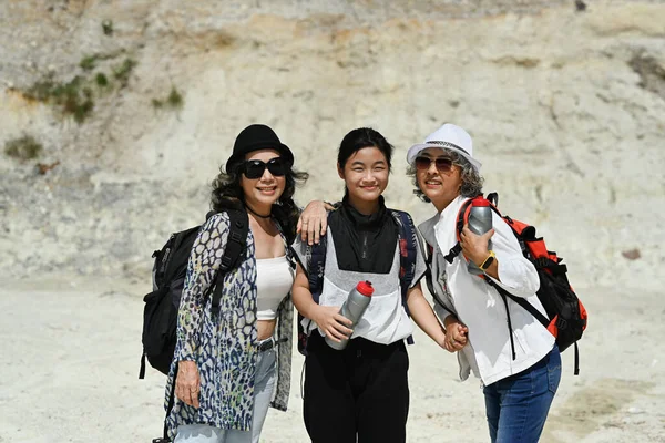 Aktif Orta Yaşlı Kadınlar Kayalık Duvarların Önünde Duran Asyalı Genç — Stok fotoğraf
