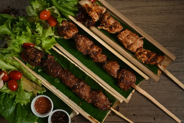 Gegrilde Vleesspies Geserveerd Bamboe Vat Plaat Met Chinese Kruiden Groente — Stockfoto