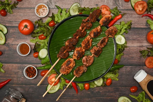 Bovenaanzicht Van Gegrilde Vleesspiesjes Ronde Plaat Omringd Door Sichuan Peper — Stockfoto