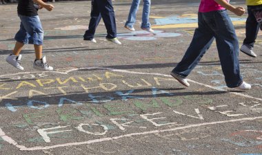 Çocuk kaldırımda çekmek