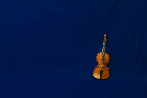 布の上のヴァイオリン — ストック写真