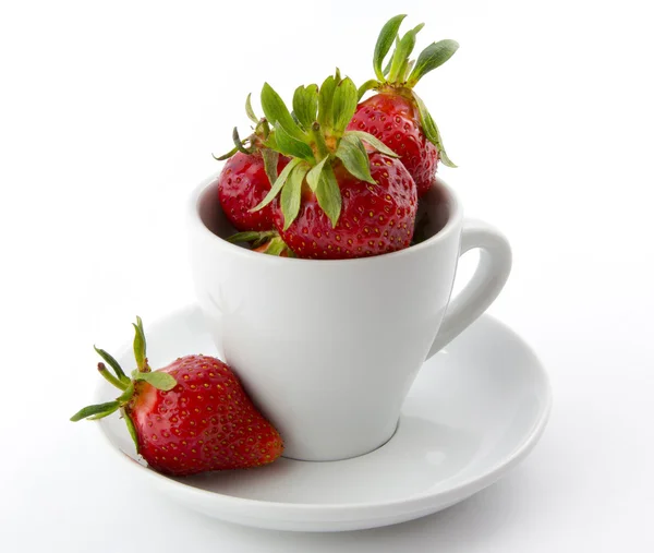 Jordgubbar i en vit kopp — Stockfoto