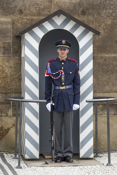 Soldier in front of the Prague Castle — Stock Photo, Image