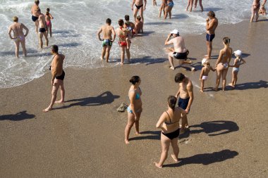 Deniz kıyısındaki insanlar