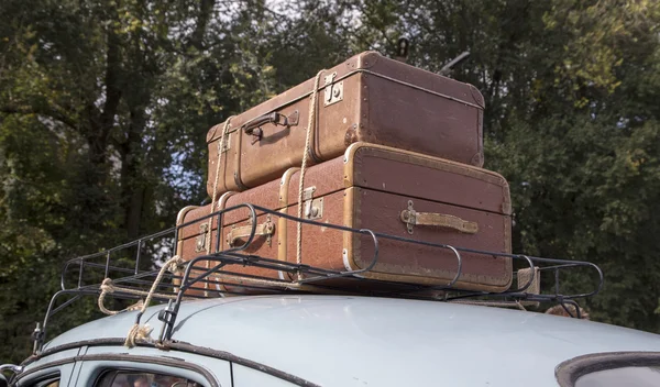 Luggage on the roof of the car — Stock Photo, Image