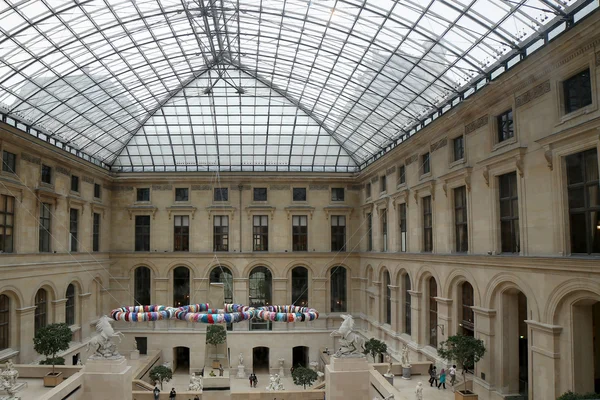 Louvre koridorlarında birinde — Stockfoto