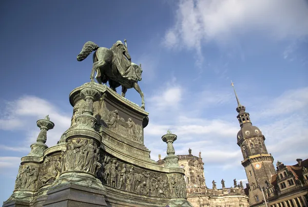 Monumento del re Giovanni di Sassonia in Piazza del Teatro a Dresda — Foto Stock