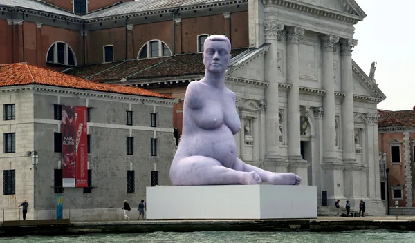Installationen "alison lapper gravid" på den 55: e Venedigbiennalen — Stockfoto