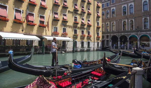 Паркування гондоли у Венеції — стокове фото