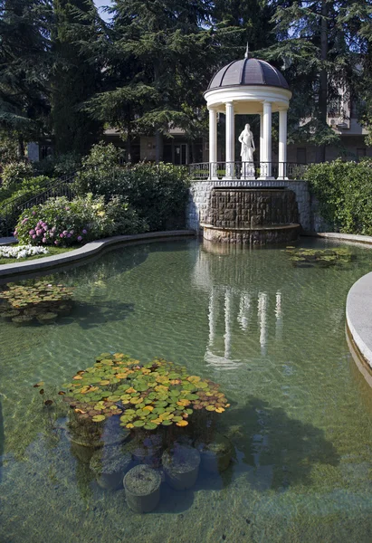 Gazebo en el parque del sanatorio "Aivazovsky" en la Crimea —  Fotos de Stock