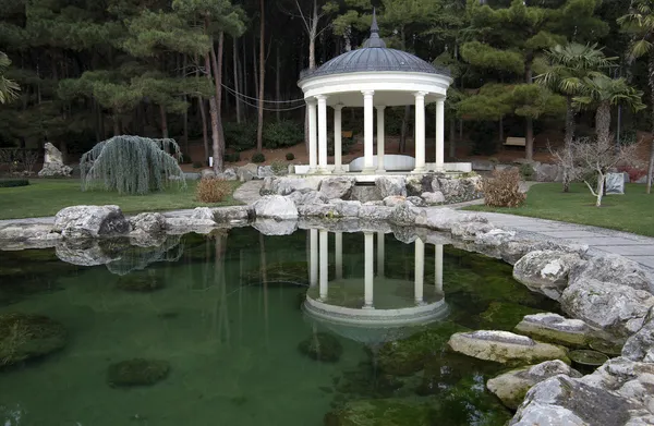 La rotonda en el parque del sanatorio "Aivazovsky" en la Crimea —  Fotos de Stock