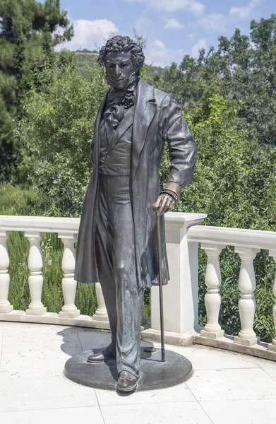 Monumento a Alejandro Pushkin la pensión "Aivazovsky" la Crimea — Foto de Stock