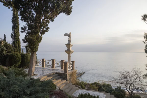 Uma cópia da escultura grega antiga "Nike de Samothrace" no parque do sanatório "Aivazovsky" na Crimeia — Fotografia de Stock