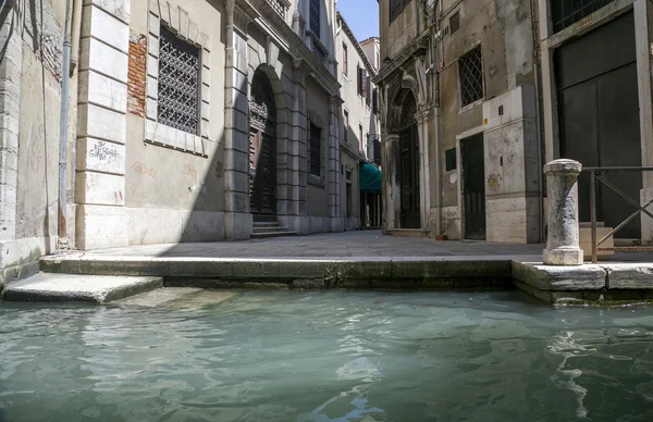 Smalle straat in Venetië — Stockfoto