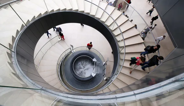 A csigalépcsőn, a Louvre-ban — Stock Fotó