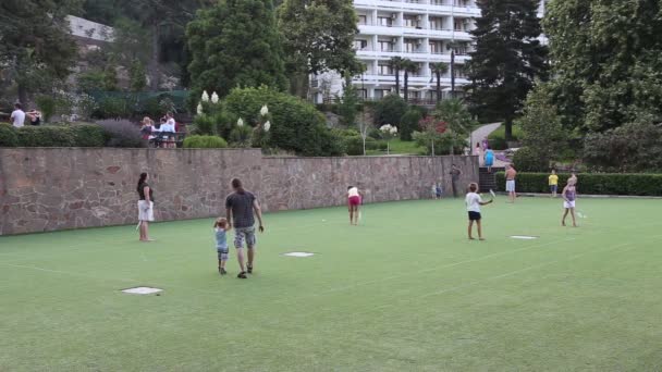 Vacacionistas en un sanatorio en la cancha jugando al bádminton — Vídeos de Stock