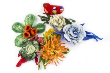 beyaz zemin üzerine yün fulled broş