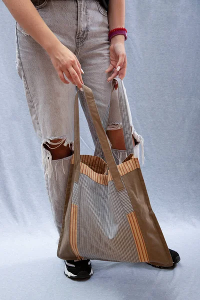 自然素材で作られた再利用可能なエコバッグを手に持つ少女 — ストック写真