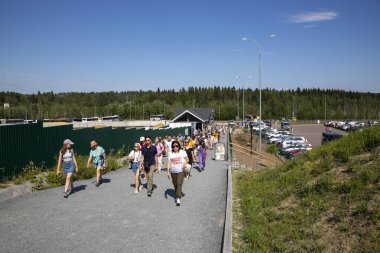 Ruskeala, Rusya - 10 Temmuz 2021: İnsanlar Rusya 'daki Karelia Cumhuriyeti' ndeki Büyük Mermer Kanyon 'a geziye gidiyorlar