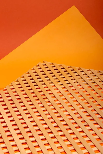 木のメッシュ オレンジ 茶色の紙シートの抽象的な背景 — ストック写真
