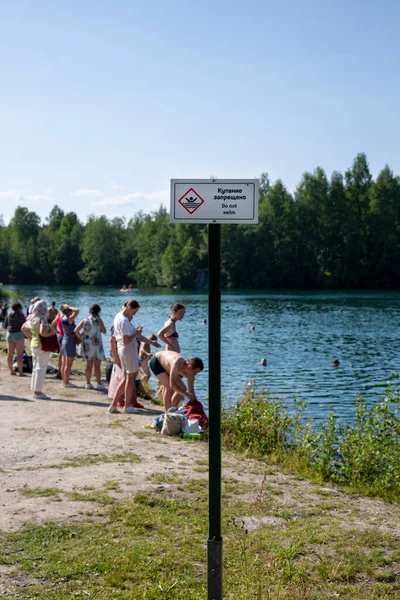 Ruskeala Rusia Julio 2021 Gente Nada Lugar Para Bañarse Lago — Foto de Stock