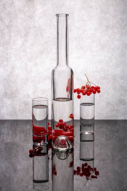 Hayat üç cam bardak ve kırmızı viburnum çileğiyle dolu
