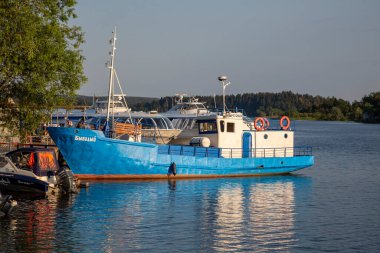 Sortavala, Rusya - 10 Temmuz 2021: Rusya 'nın Karelia Cumhuriyeti' nin Sortavala kentindeki şehir iskelesinde küçük bir gemi