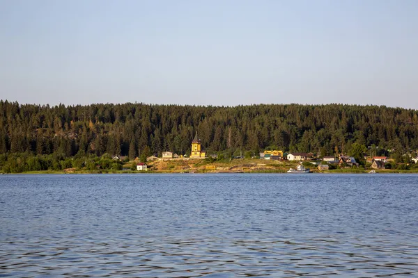 ロシアのソルタヴァラ 2021年7月10日ロシアのラドガ湖沿岸の小さな村の隣の教会 — ストック写真