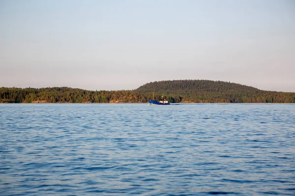 Rusya 'daki Karelia Cumhuriyeti' ndeki Ladoga Gölü 'nde küçük bir gemiyle manzara.